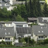 L'équivalent d'un toit sur trois serait nécessaire pour garantir un approvisionnement solaire de base financé par l'Etat, selon les chercheurs de l'Empa (photo symbolique). KEYSTONE/CHRISTIAN BEUTLER